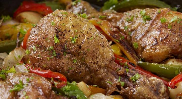 Fűszeres sült csirkecomb hagymás paprikaágyon: egyszerű és nagyon finom