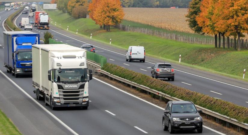 Árokba hajtott egy autó az M1-esen, Károlyháza mellett történt a baleset