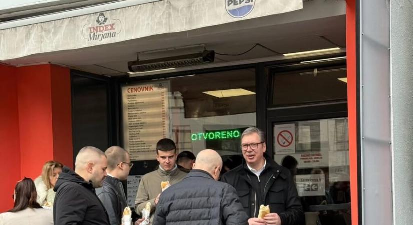 „Ahelyett, hogy elment volna a vasútállomáshoz, Vučić inkább szendvicset evett”