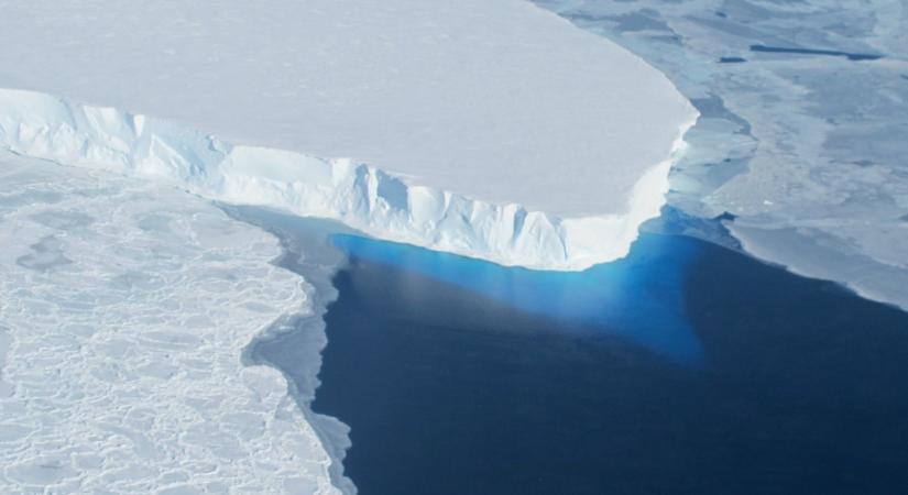 Ez látta a kamera, amikor leeresztették a Végítélet-gleccserbe fúrt, 1000 méter mély lyukba