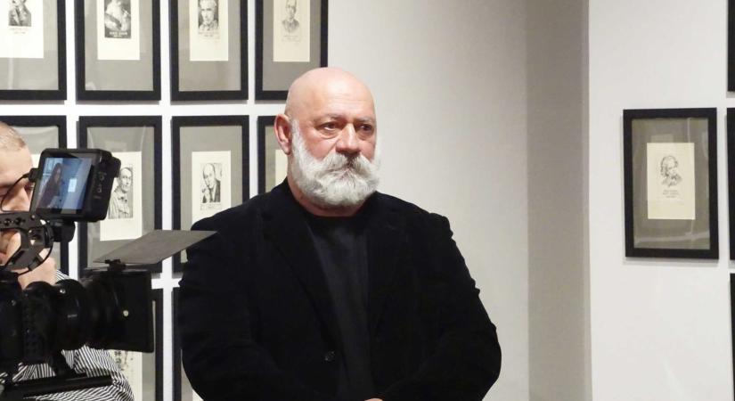Siklódy Ferenc grafikusművész tart tárlatvezetést Székelyudvarhelyen
