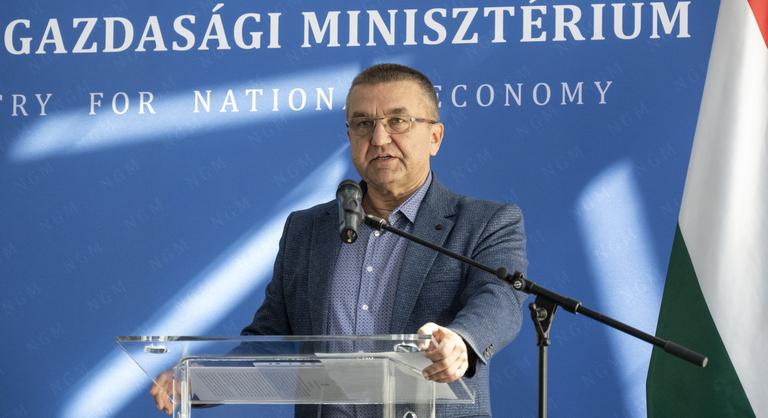 Teljesen kiakadt az államtitkár, szerinte szándékos hangulatkeltés zajlik a magyar bérekről