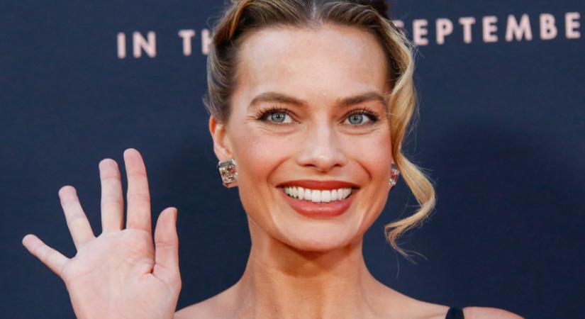 Margot Robbie átlátszó fűzős ruhában perzselte fel a vörös szőnyeget