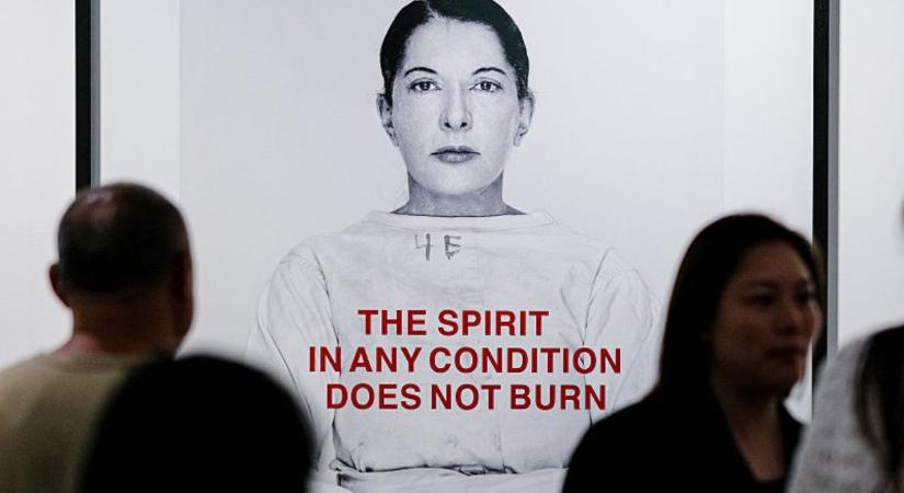 Vörös csillagot karcolt a hasára és megostorozta magát – Marina Abramović döbbenetes világa