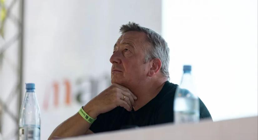 Valaki tanítsa már meg Bayer Zsoltot internetezni, az isten szerelmére!