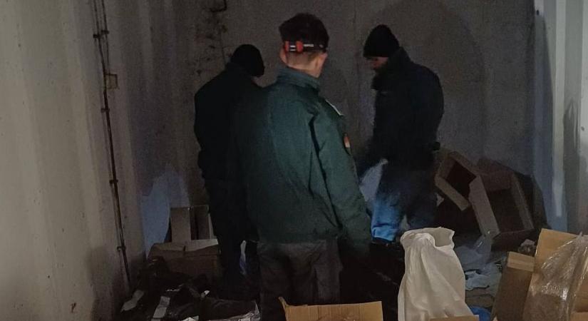 Nyúlcipőt húzott, de utolérték: óriási drogbarlangra bukkantak a NAV ellenőrei Bács-Kiskunban