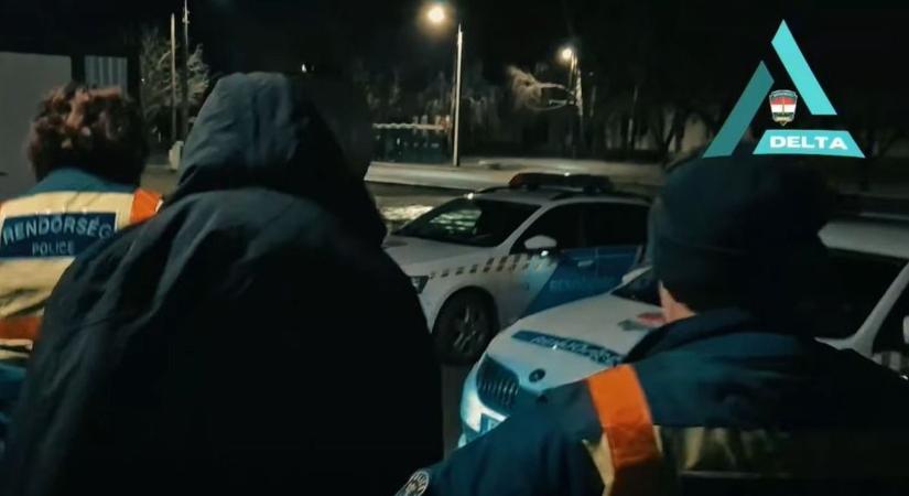 Otthonában csaptak le a drogdílerre a nyomozók, videón mutatjuk az elfogás pillanatait