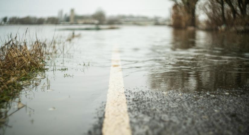 Durva, ami a magyar folyóval történik: itt már egy hidat is le kellett zárni