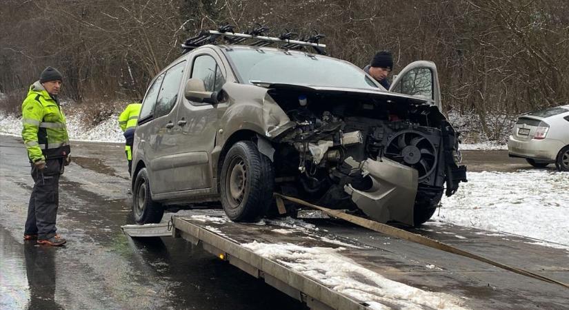 Sok bosszúságot okozott a csúszós úttest, Keszthelyen három autó ütközött