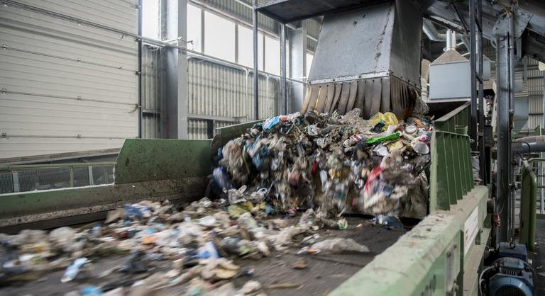 A véres bútoroktól a szexuális segédeszközökig, egészen sokkoló dolgok kerülnek a kukába