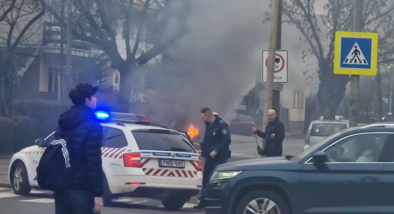 Hatalmas a káosz Kispesten: egymásba rohant öt autó, óriási lánggal égett az egyik