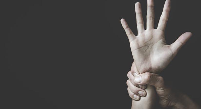 Kiskorúak veszélyeztetése: vádat emeltek a volt feleségét bántalmazó mezőberényi férfi ellen