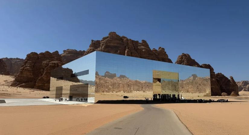 Lenyűgöző fotókat tett közzé a sivatag közepéről Varga Mihály