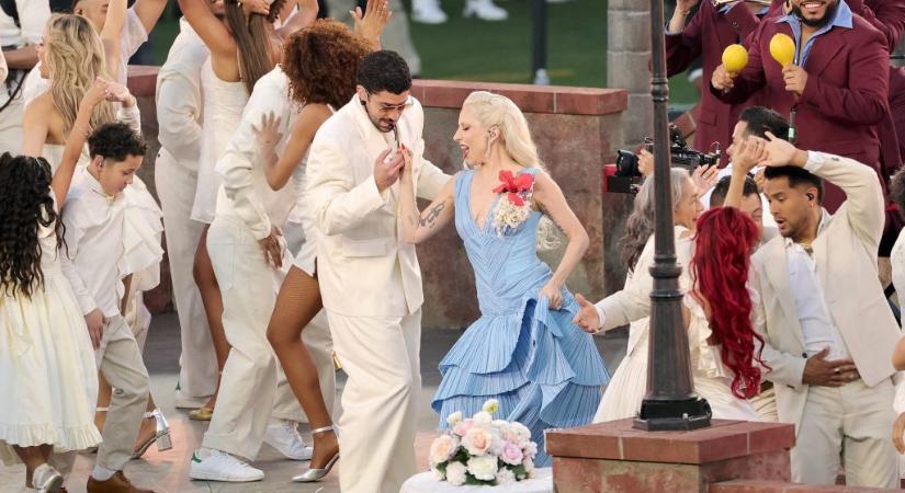 Autón táncolás, igazi esküvő, és sztárparádé – ilyen volt a 2026-os Super Bowl félidei show-ja