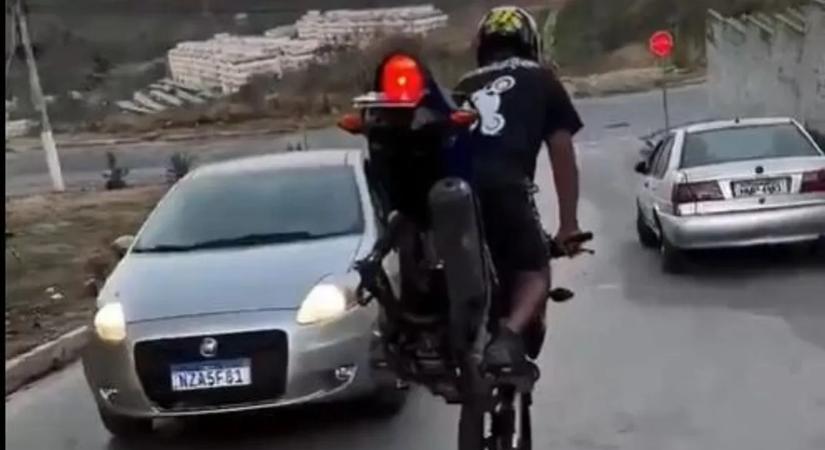 Ilyet sem látni minden nap, valamit tud ez a motoros!