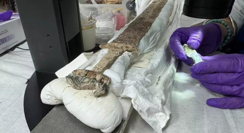 Bámulatos középkori kardot fedeztek fel Angliában