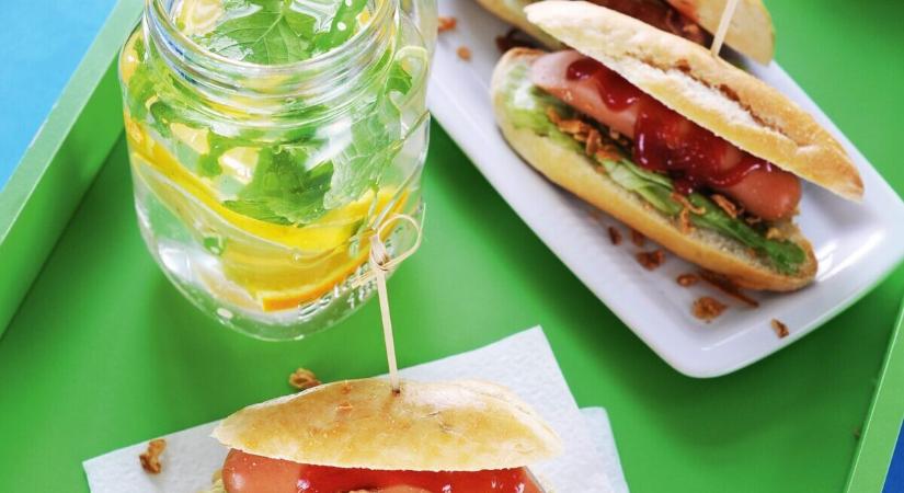 Hot dog házi kifliből