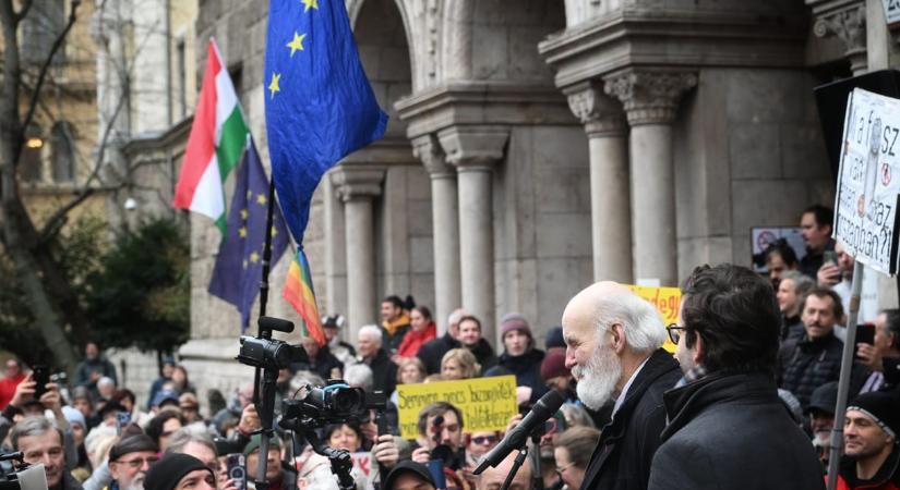 Hangos tapssal fogadták Iványi Gábort a bírósági tárgyalása előtt