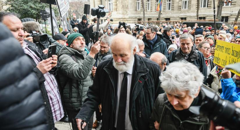 Elkezdődött a büntetőper, a hivatalos személy elleni erőszakkal vádolt Iványi Gábort az sem érdekli, ha letöltendőt kap