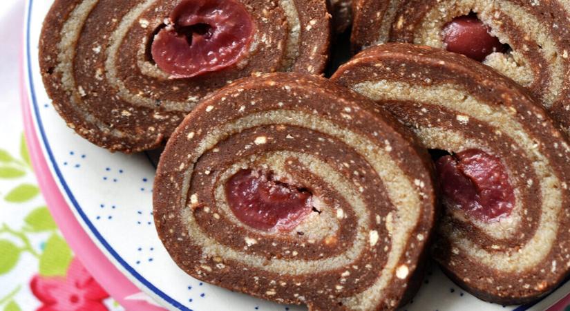 Gesztenyés-meggyes keksztekercs