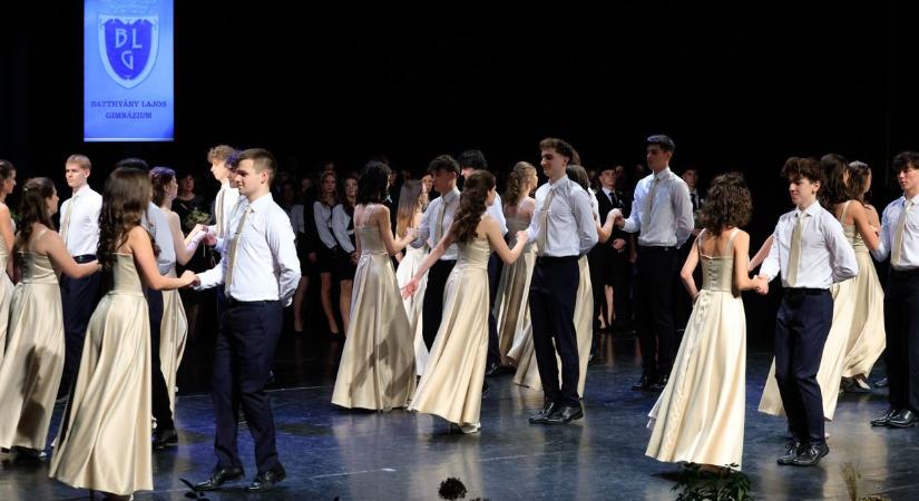 Büszkeség és meghatottság – a zalai gimnázium szalagavatója képekben! (galéria, videó)