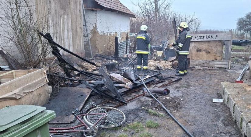 Óriási tűz pusztított egy ladányi utcában, egy épület megsemmisült, egy másik is lángolt