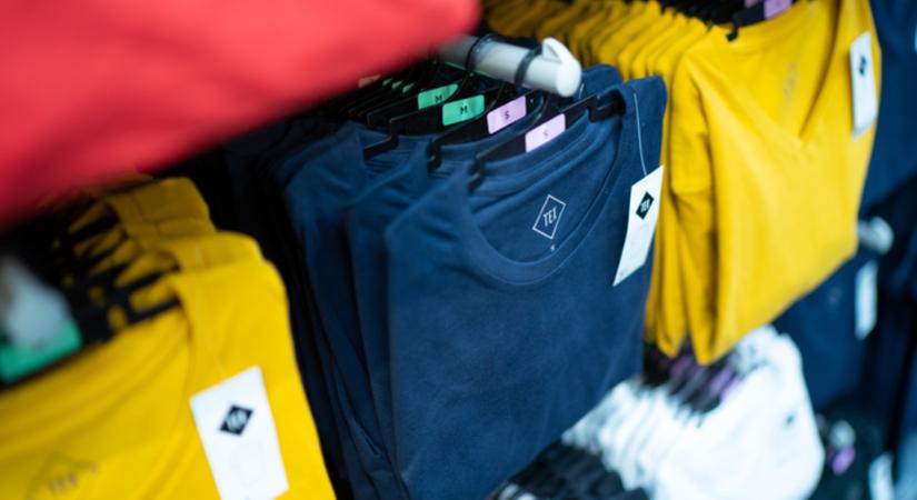 Környezeti hatást mutató címkéket vezet be a Carrefour a ruházati termékeken