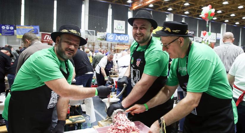 Legendás a kolbásztöltő buli! Te felismered magad a képeken? (GALÉRIA)