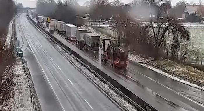 Újabb hihetetlen videó, ismét simán belerongyoltak az álló sorba az M7-esen