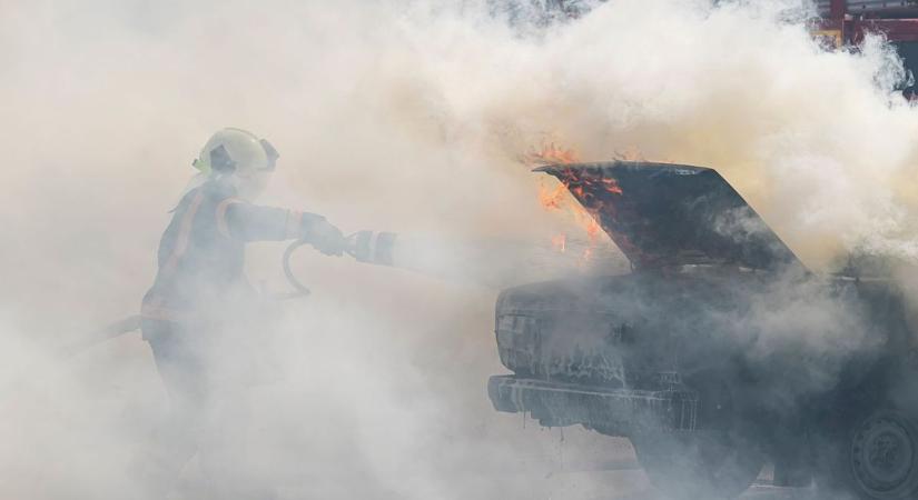 Autó motortere égett Szombathelynél