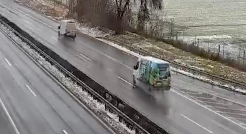 Súlyos balesetet rögzített a kamera az M7-esen. Későn vette észre az álló sort egy autós