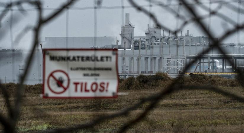 Ráállították a titkosszolgálatokat is a súlyos mérgezések miatt, végül mégsem állította le az Orbán-kormány a gödi akkugyárat