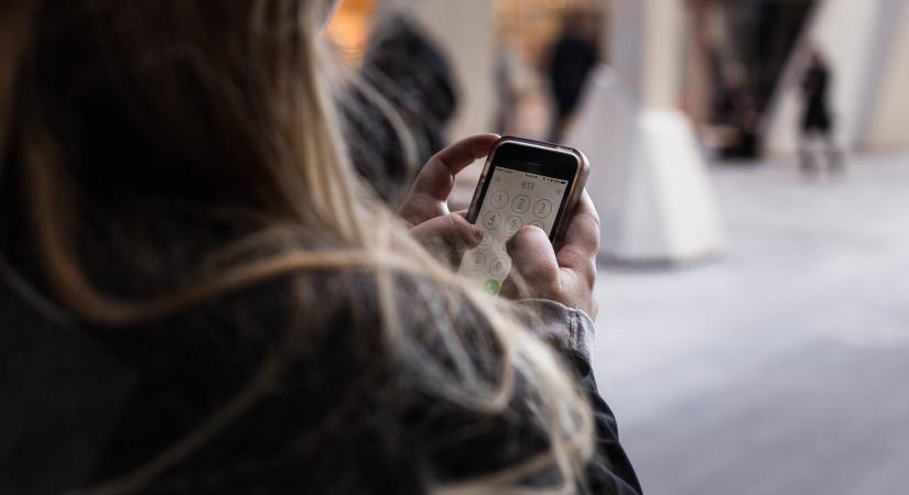 A mai fiatalok már egy új típusú „okostelefont” választanak – ezen nem lehet görgetni