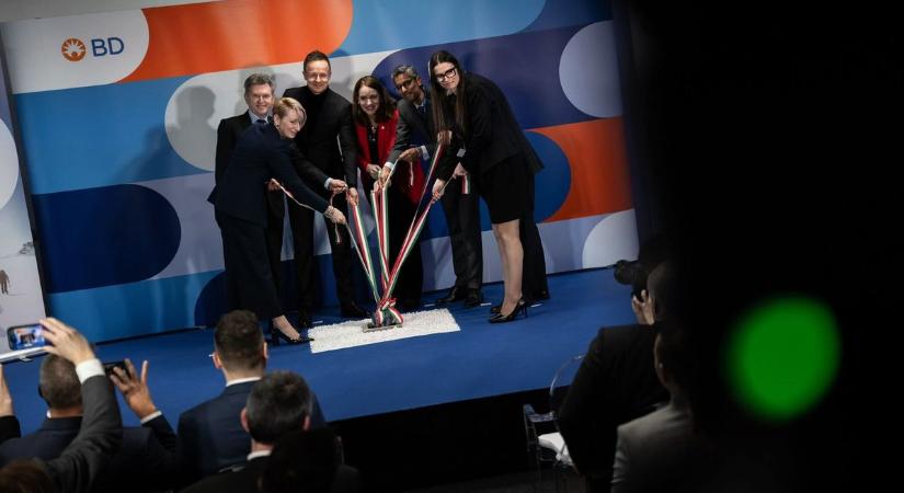 Szijjártó: visszautasítjuk a lesajnáló szavakat arról, hogy Magyarország egy összeszerelő üzem