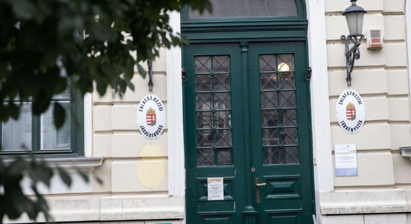 Mint az akciófilmekben: bűnbarlang a presszó alatt, lőfegyverek engedély nélkül