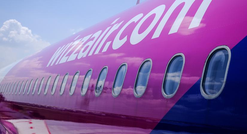 Vadászgépek fogtak el és kísértek egy Wizzair-járatot