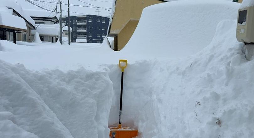 Hófalak és rekordok: Megbénult Japán az évtized havazásától