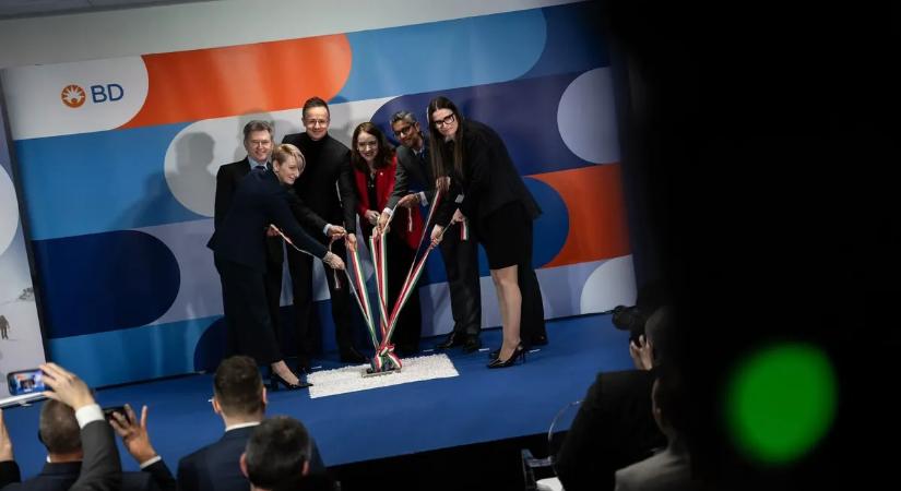 Szijjártó Péter visszautasította a lesajnáló szavakat – Szorgalom, tudás, felkészültség jellemzi a magyar munkavállalókat