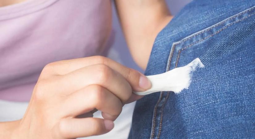 Rágógumi a hajban és a ruhán: ezzel a trükkel megszabadulhatsz tőle