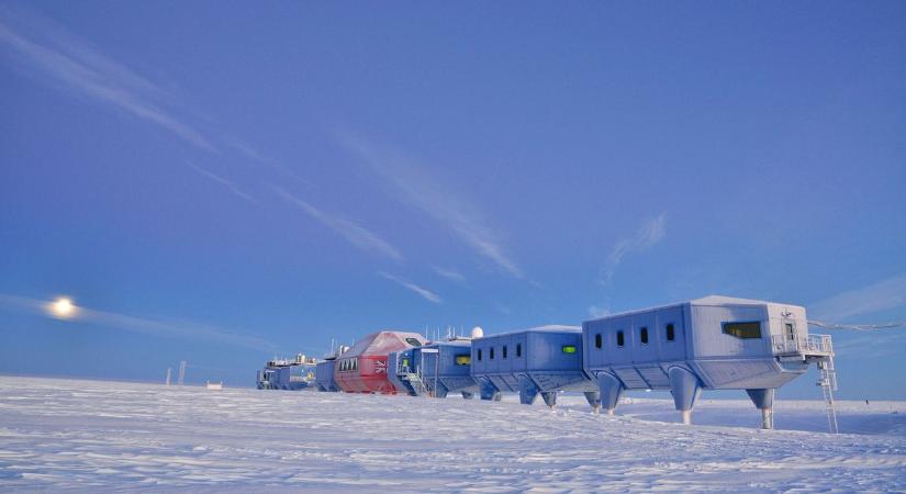 Lenyűgöző képeken az antarktiszi kutatóállomások. Mérnöki csodák, amelyeket a legzordabb körülményekre terveztek