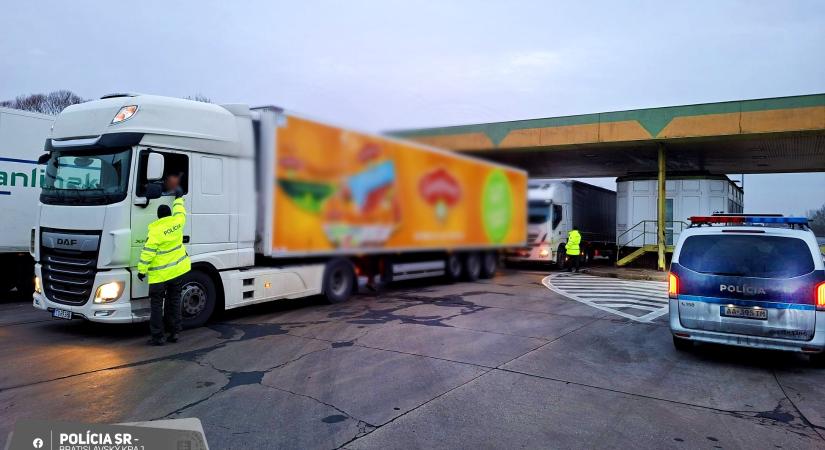 Fokozott ellenőrzés az utakon: A rendőrök a buszokat és a kamionokat figyelik