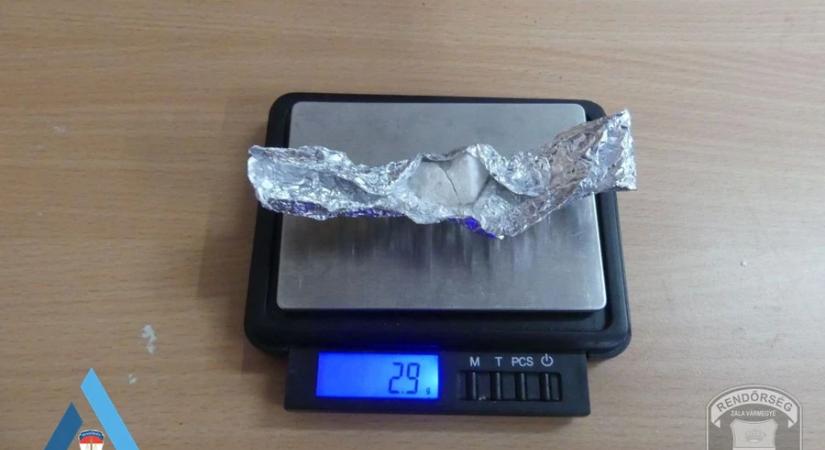 Kábítószergyanús anyagokat találtak egy autóban Nagykanizsán