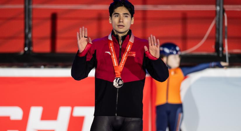 Micsoda pillanat! Liu Shaoang már megérkezett a téli olimpiára és egy világsztárral lőtt közös fotót