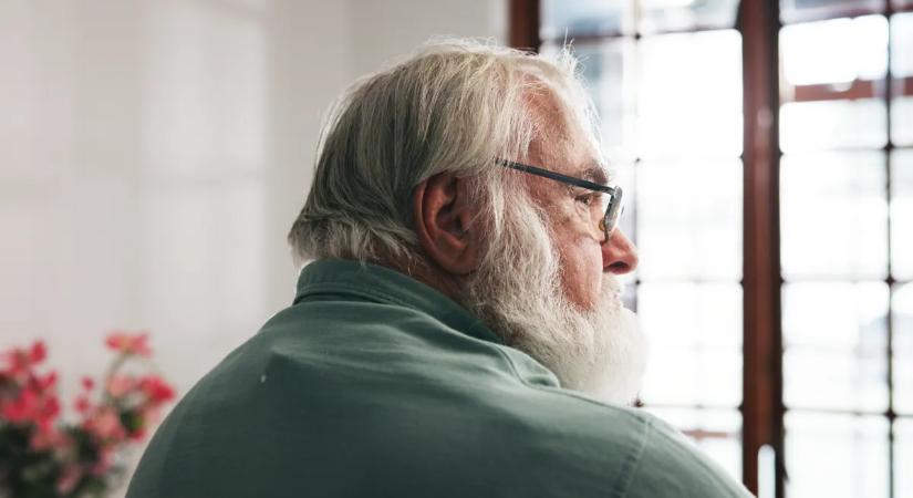 Fényes nappal támadtak egy nyugdíjasra az áruház előtt