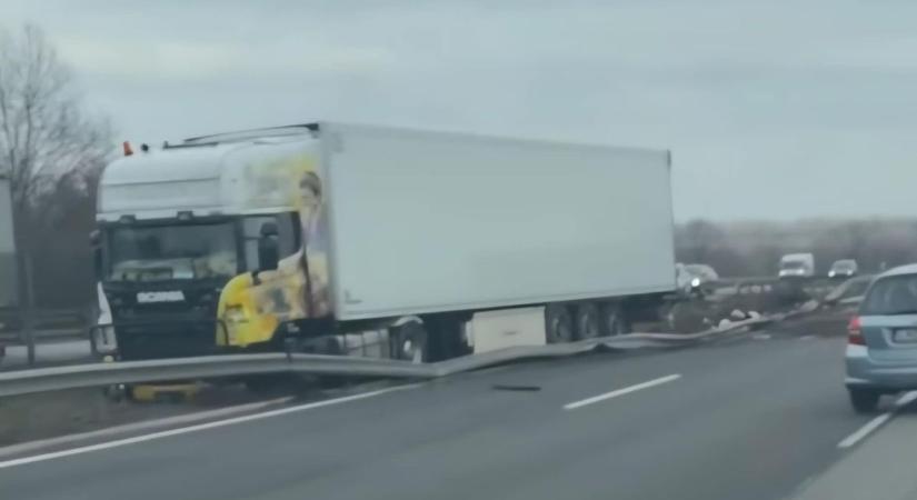 Hatalmas kamionbaleset az M7-esen: az üzemanyag is kifolyt az autópályára (videó)