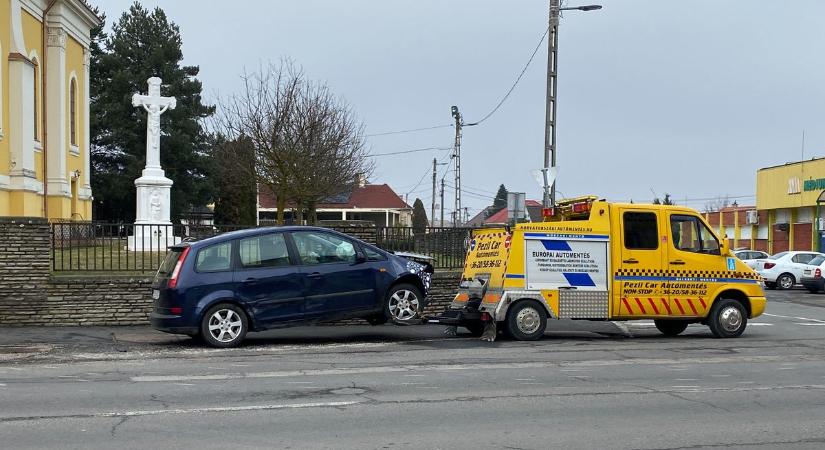 Nők karamboloztak Zalában: templomkerítésnek csapódott az egyik kocsi, megsérült a sofőr (fotóval)