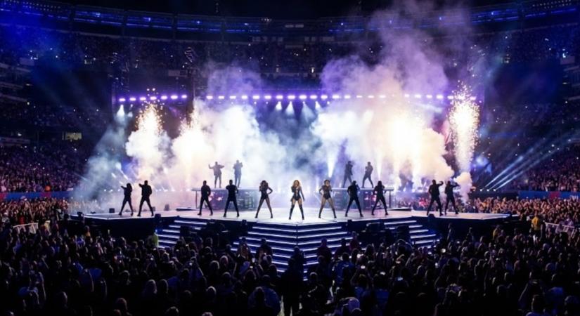 Milliók követelik a takarodását: Élő adás alatt köpte szembe a vendéglátóit a milliárdos