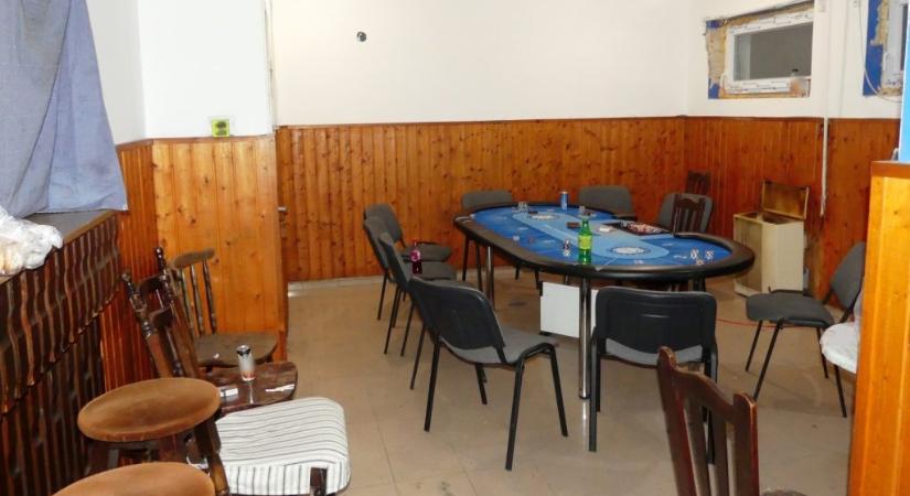 Nem várt vendég érkezett a titkos pókerpartira