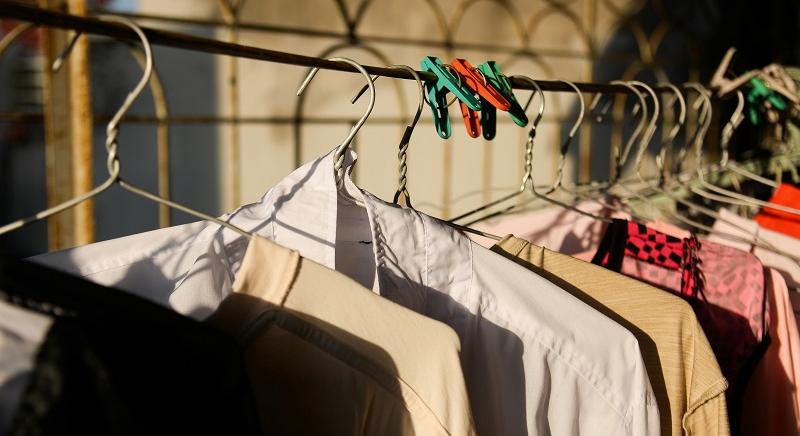 Megtiltja az EU az eladatlan ruházati termékek megsemmisítését