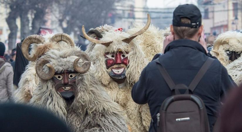 Vége a nagy báloknak a Balatonnál – így ünnepelnek ma a helyiek